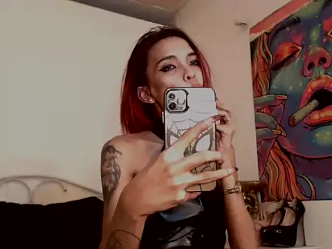 TsLauraLove live sex cam