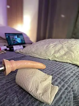 Mae_Henao9 live sex cam