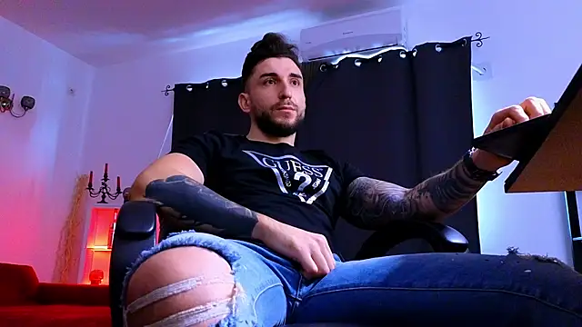 MightyAaron66 live sex cam