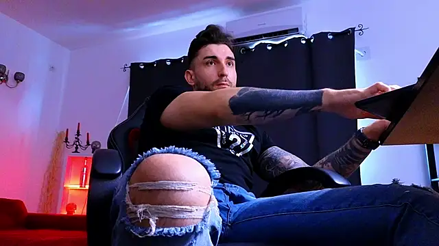 MightyAaron66 live sex cam