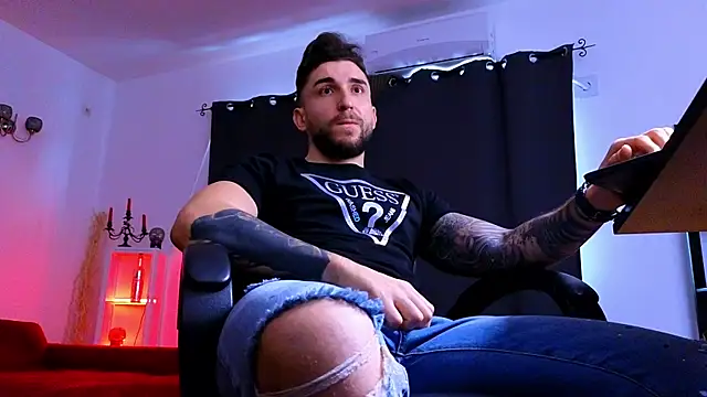 MightyAaron66 live sex cam