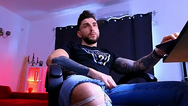 MightyAaron66 live sex cam