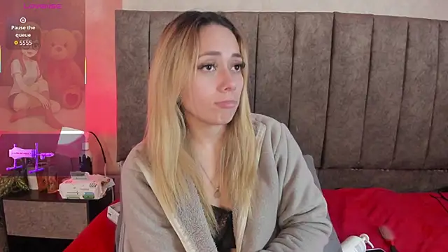 LanaMills_'s cam snapshot