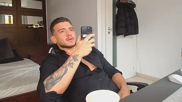 ElijahThorne live sex cam