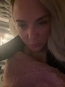 Bustyblondebabe32 live sex cam