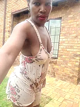 AfricanSquirtingQueen live sex cam