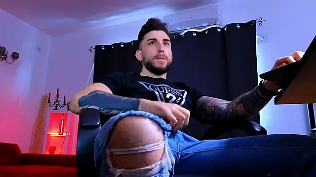 MightyAaron66 live sex cam