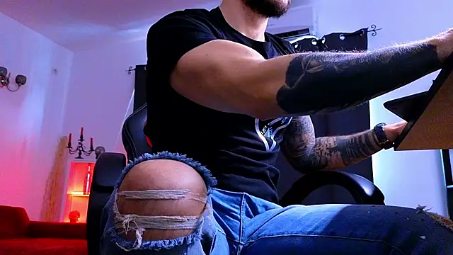 MightyAaron66 live sex cam