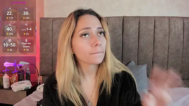 LanaMills_'s cam snapshot