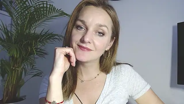 AliciaDesire live sex cam