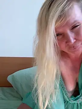 EmmaInLove23 live sex cam