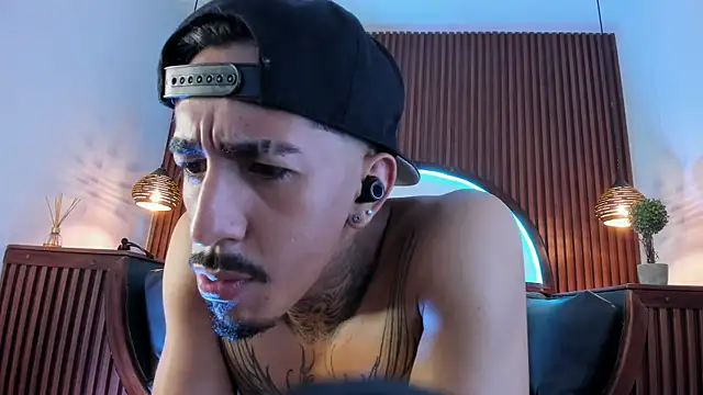 Donovan_Desmond's cam snapshot