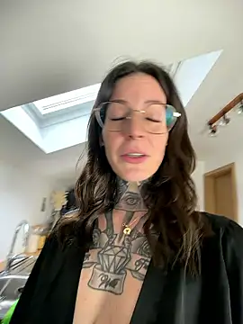 BrownieyQueen live sex cam