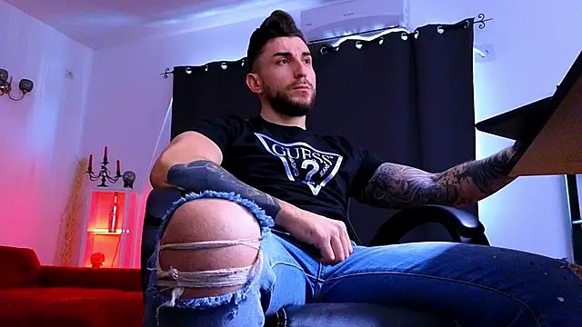 MightyAaron66 live sex cam