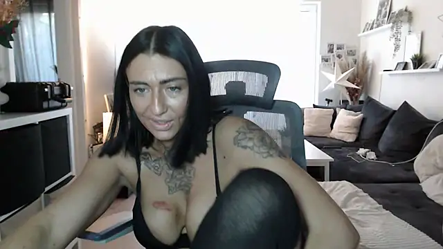 IntiMia's cam snapshot