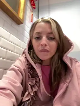 LoraaDoll live sex cam