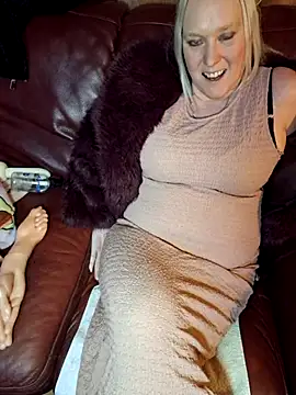 Bouncy-Bella28X live sex cam