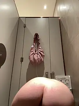 LoraaDoll live sex cam