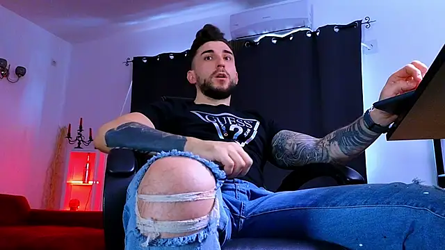 MightyAaron66 live sex cam