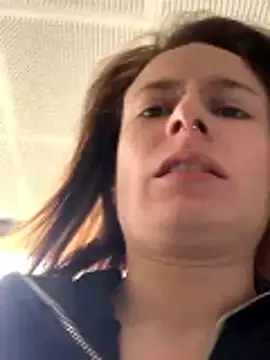 GoldenPussy1329 live sex cam