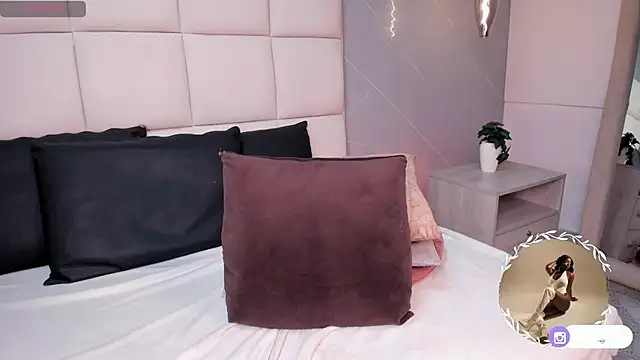 SaraMonroe1 live sex cam