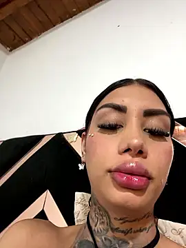 Zaratattoox live sex cam