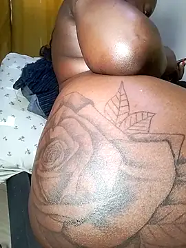 Hugemassivebootie live sex cam