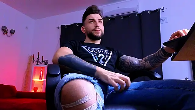 MightyAaron66 live sex cam