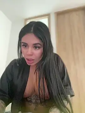 LaraHenao live sex cam
