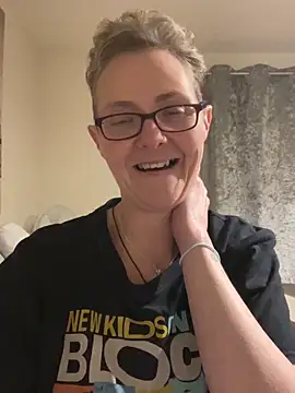 Curvy-Jinx live sex cam