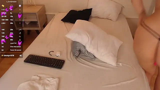 SkyeBela's cam snapshot