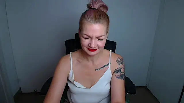 Madonna_Fire's cam snapshot