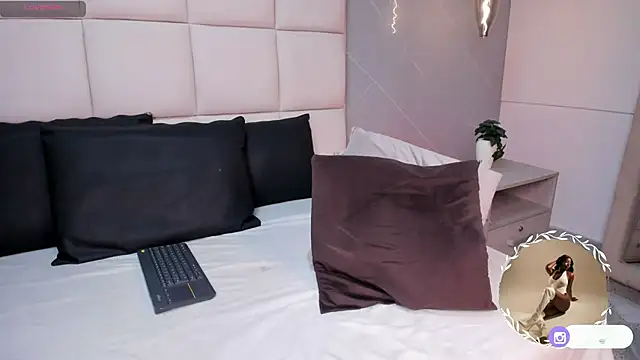 SaraMonroe1 live sex cam