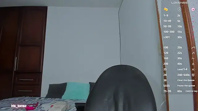 iris_torrez_'s cam snapshot