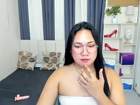 TsUncutKaren live sex cam