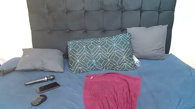 CaramelBootty live sex cam