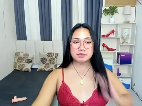 TsUncutKaren live sex cam