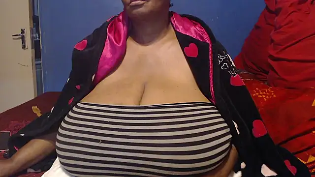 CUTEFIRMMELONSS live sex cam