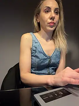 ElenaWhitmore's cam snapshot