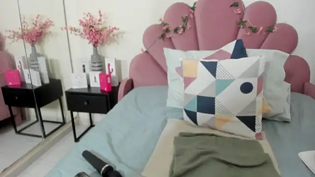 kiraGeiner live sex cam