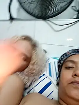 2Juicy_pussy's cam snapshot