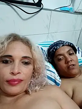 2Juicy_pussy's cam snapshot