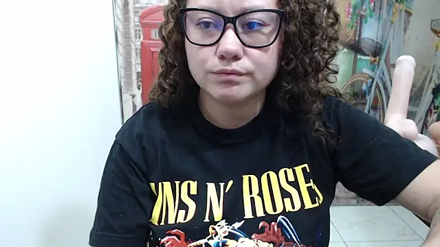 curly_greeneyed live sex cam