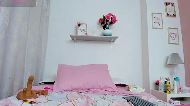 LauraRaider live sex cam