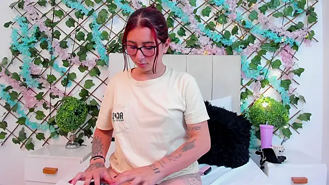 CharlotteBlossom's cam snapshot