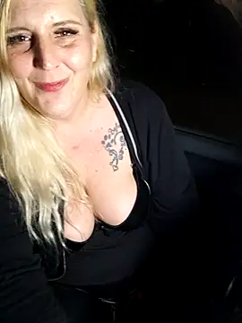 BecciDeluxe live sex cam