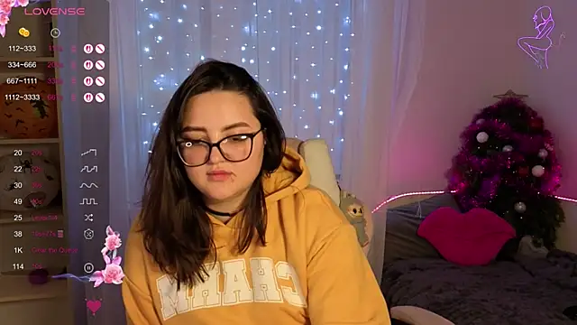 MiraLuccian live sex cam