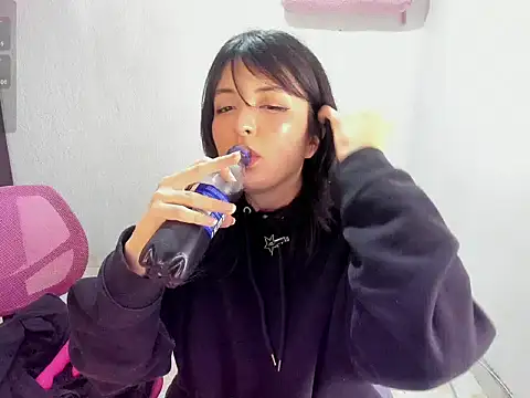 LilyWest19's cam snapshot