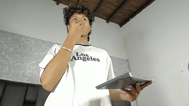 MilthonDelis live sex cam