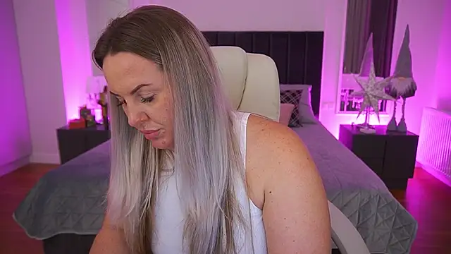 KiraCandyS live sex cam